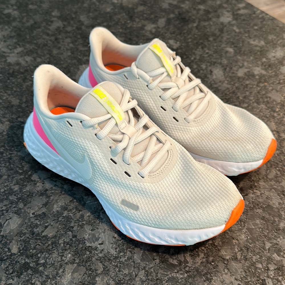 Nike Revolution 5 women’s running shoes